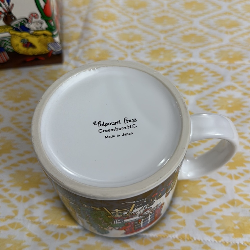 Festive Santa and Elves Mug - Picture 7 of 10